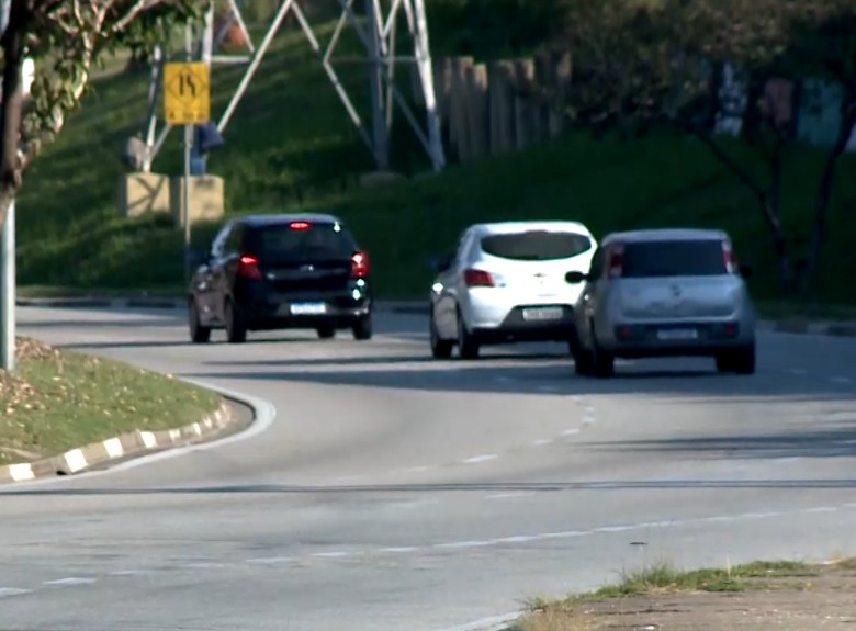 Carros andando na rua.