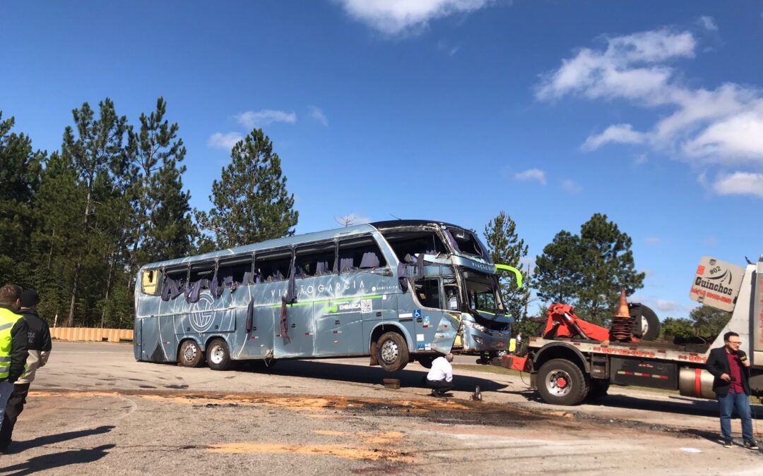 Ônibus tomba na Rodovia Raposo Tavares em Itapetininga e deixa 35 feridos