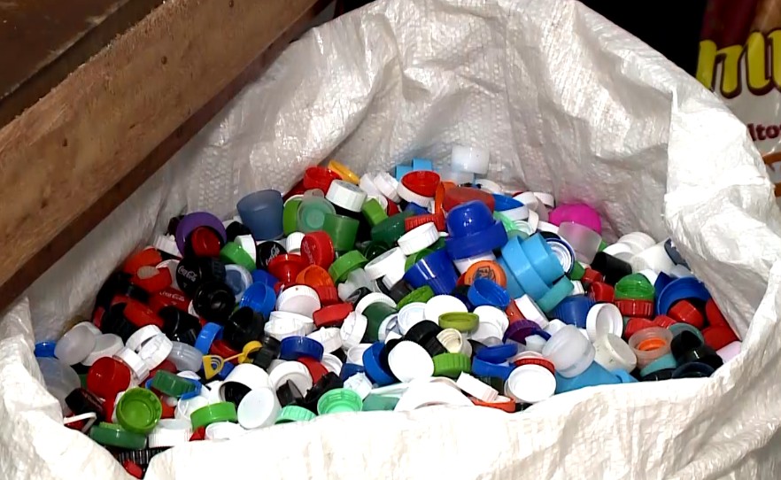 Tampinhas de garrafa.