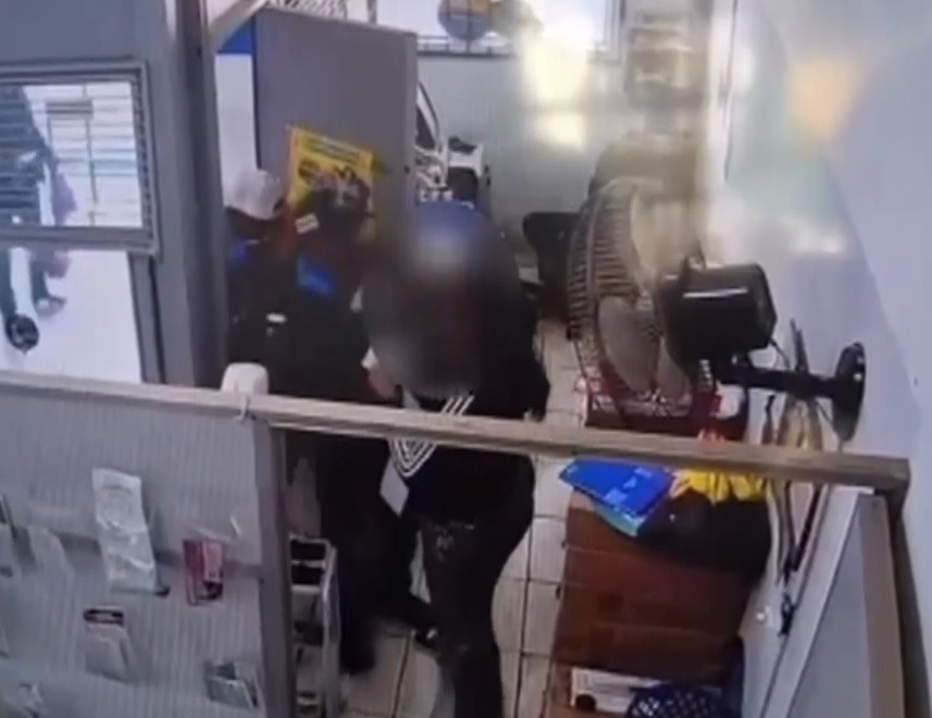 Imagem do momento do assalto.