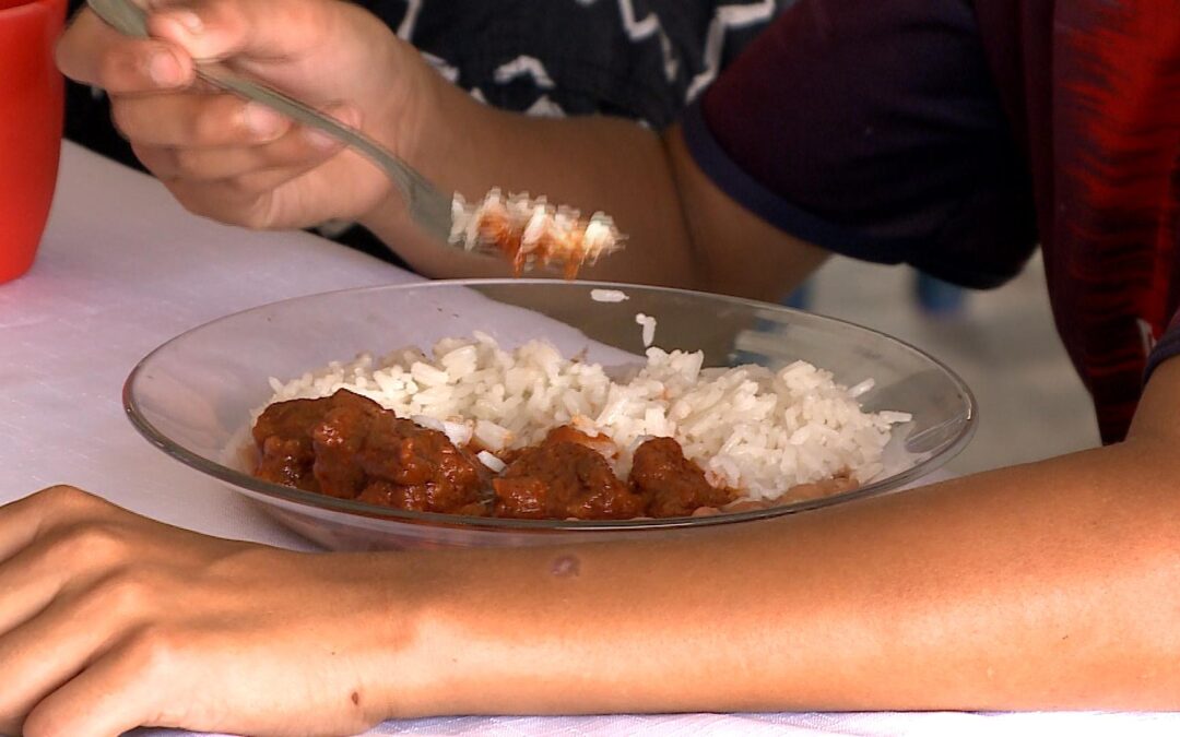 Escolas estaduais começam a oferecer almoço de férias