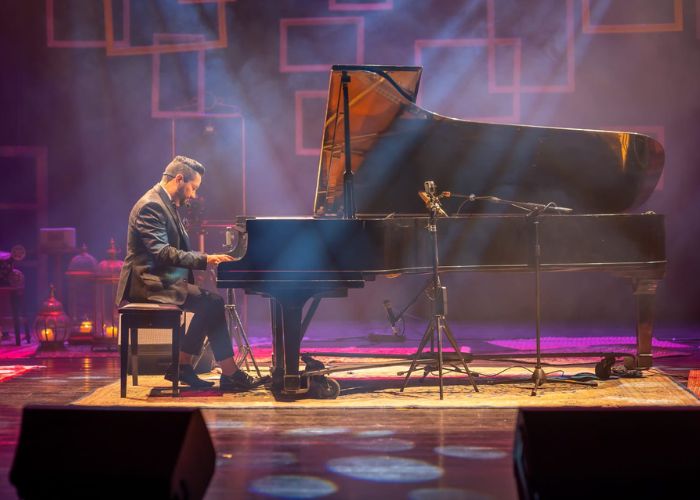 Maestro Hamilton tocando piano em espet&aacute;culo