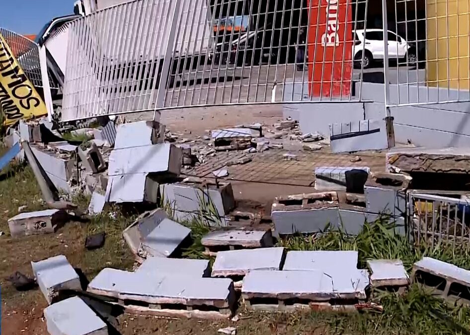 Motorista é investigado após destruir muro de estabelecimento com o carro