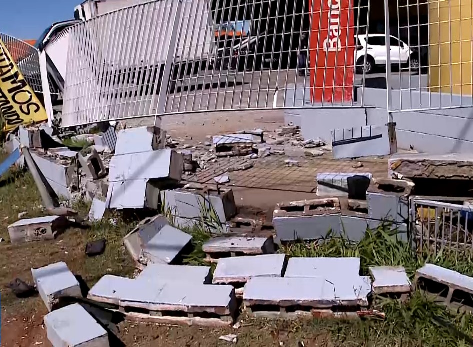 Imagem do muro quebrado.