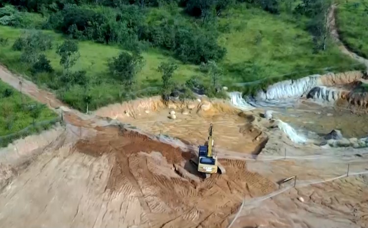 Imagem a&eacute;rea da obra sendo feita.