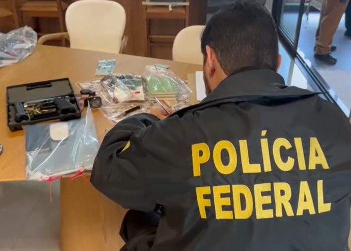 Policial federal e itens apreendidos