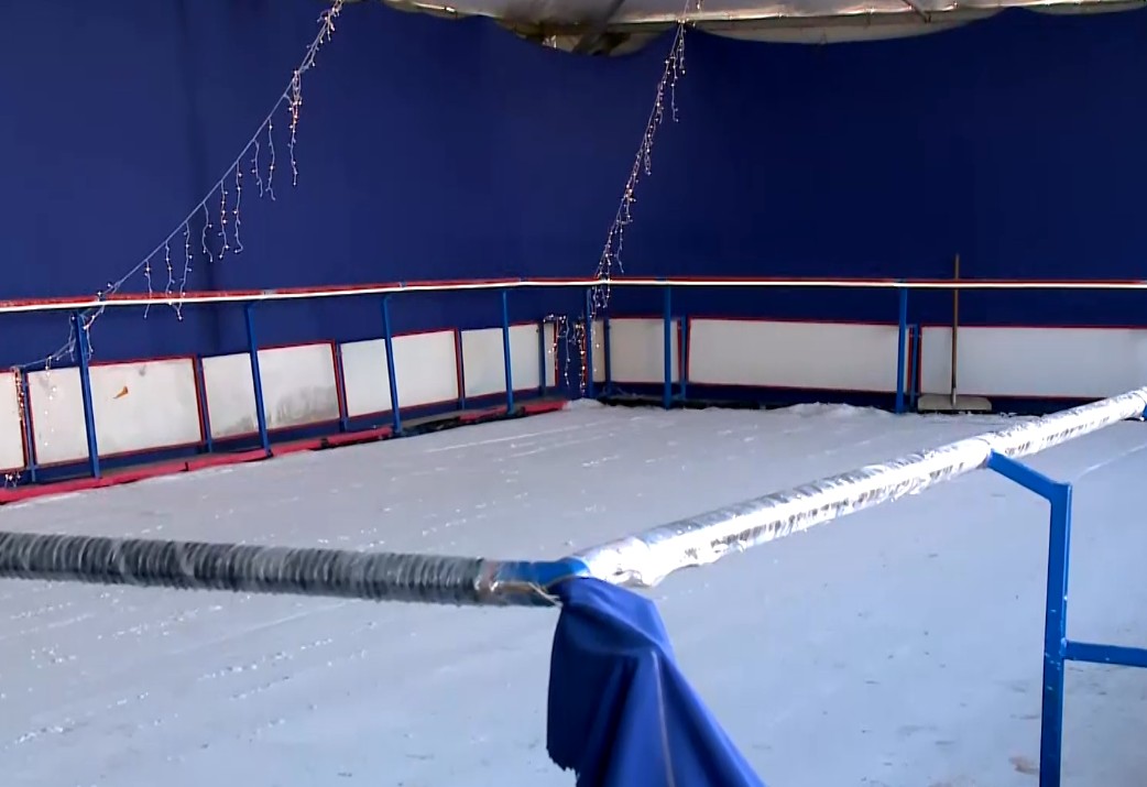 Pista de patina&ccedil;&atilde;o no gelo.