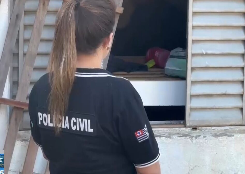 Polícia Científica realiza reconstituição de crime em que mulher matou o marido com facada no pescoço