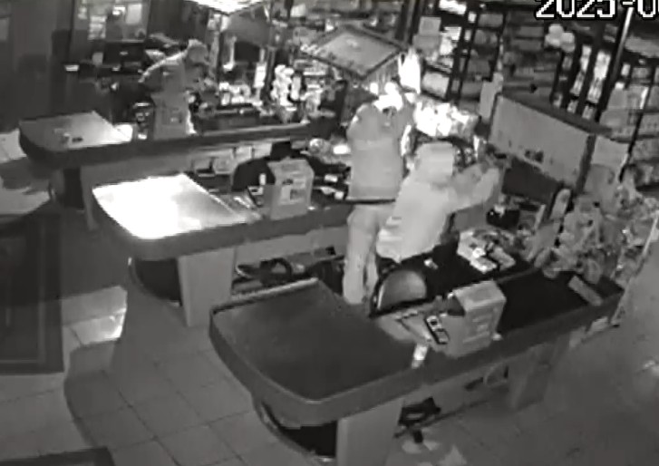 Imagem de c&acirc;mera de seguran&ccedil;a na hora do crime.