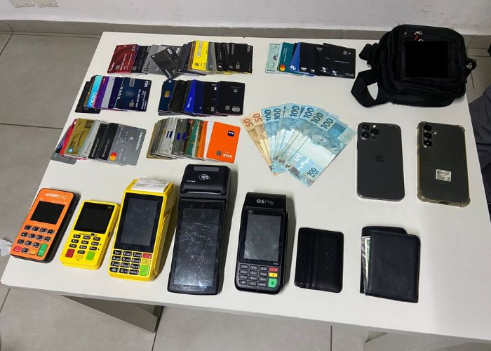Cart&otilde;es, m&aacute;quinas, dinheiro e celulares apreendidos