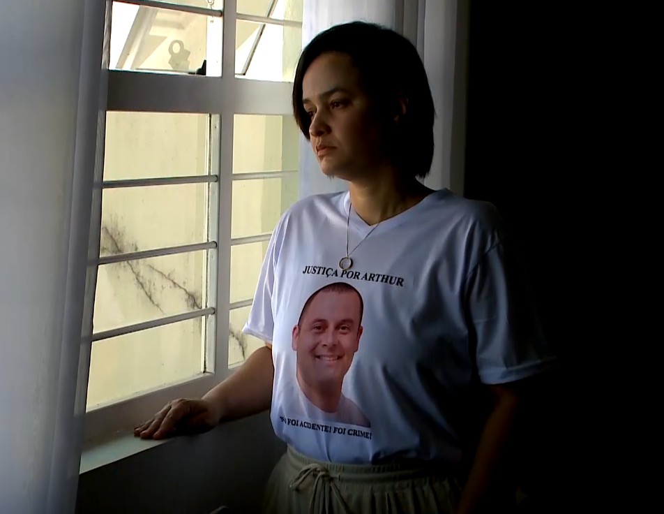 Vi&uacute;va do policial morto, olhando pela janela.