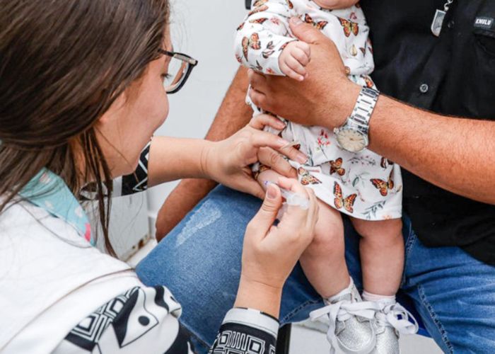 Imagem de uma criança sendo vacinada
