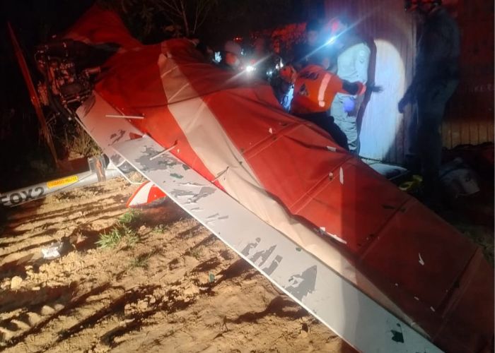 Ultraleve cai em terreno de obras e colide com container em Iperó