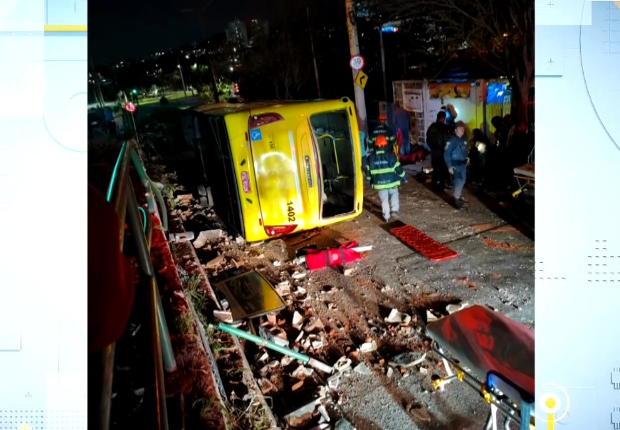 Foto do &ocirc;nibus tombado.