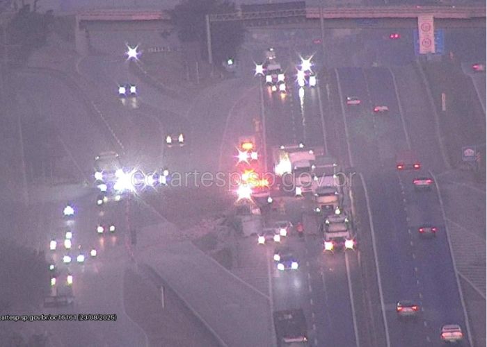 Acidente entre dois caminh&otilde;es interdita pista da Raposo Tavares em Sorocaba