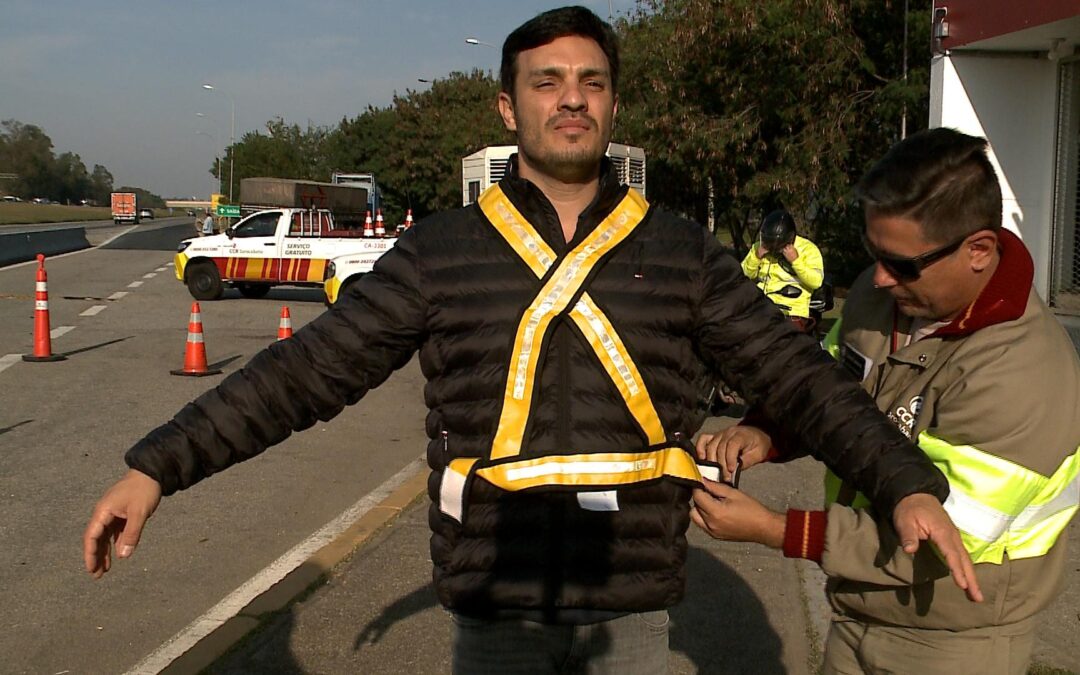 Ação do Dia do Ciclista distribui coletes refletivos e orienta sobre segurança no trânsito