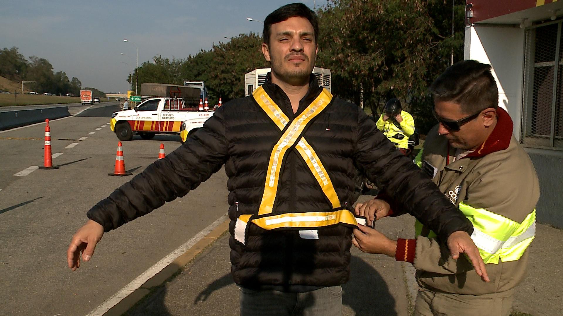 entrega de coletes refletivos