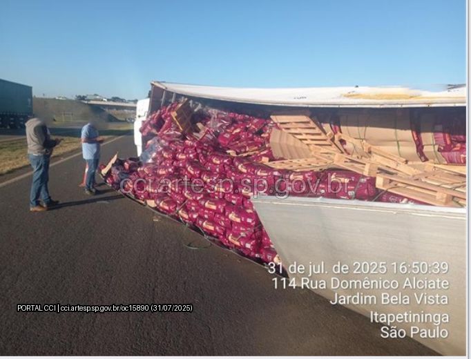 Carreta com carga de ra&ccedil;&atilde;o tomba e interdita rodovia em Itapetininga