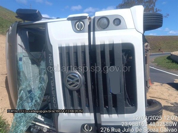 Carreta tomba na rodovia Francisco da Silva Pontes, em Capão Bonito