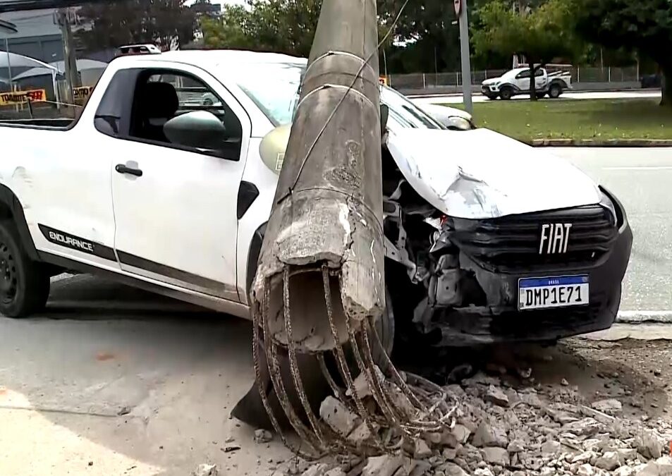 Carro derruba poste na avenida São Paulo em Sorocaba
