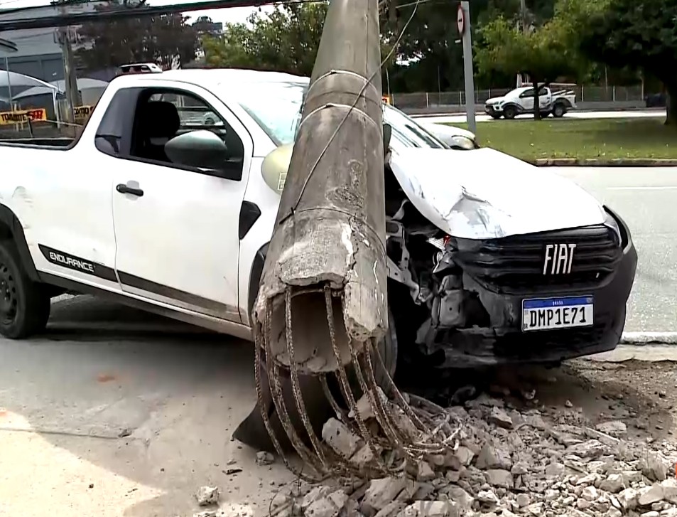 Imagem do carro batido no poste.