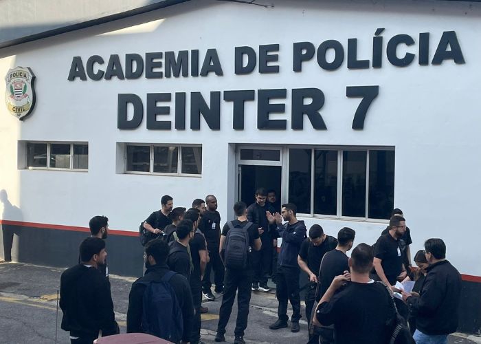 Novos escriv&atilde;es em frente a academia de pol&iacute;cia