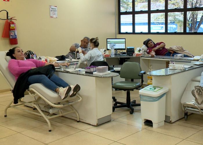 Pessoas doando sangue