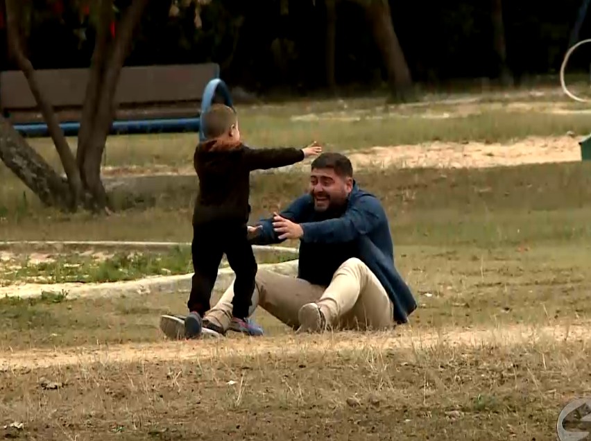 Pai e filho no parque.