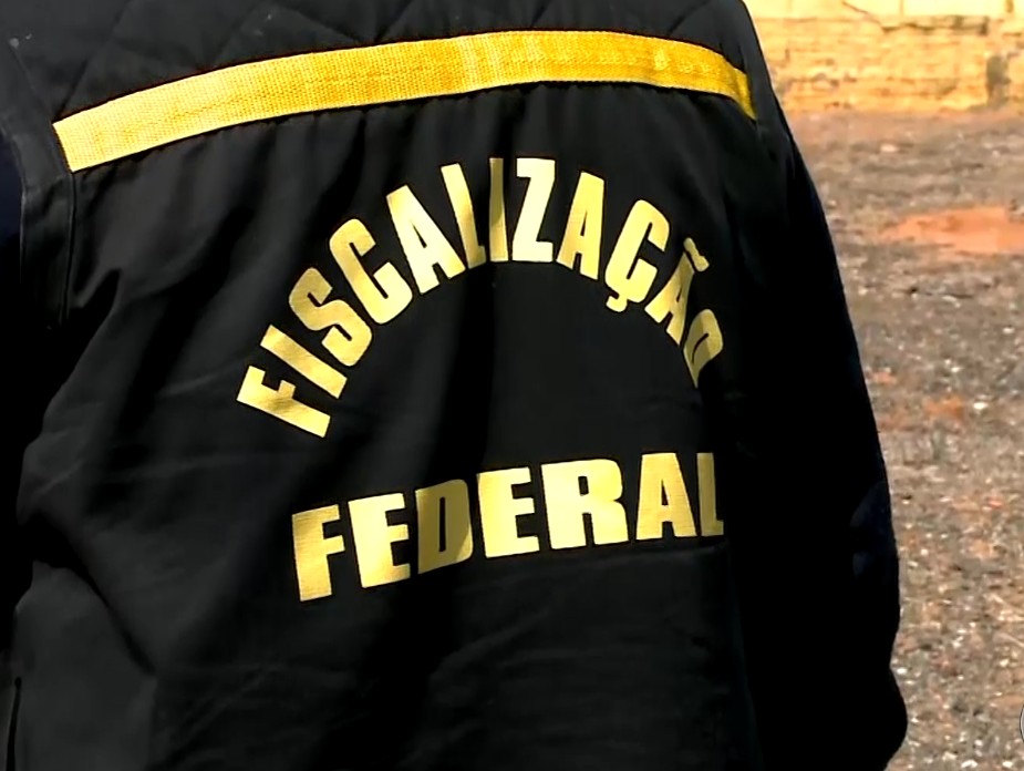 Costas de um agente da Fiscaliza&ccedil;&atilde;o Federal.