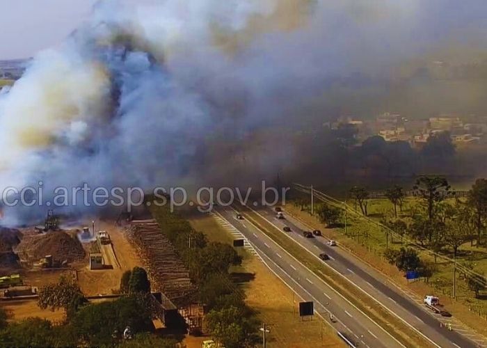 Incêndio interdita totalmente a rodovia SP-127 em Tatuí