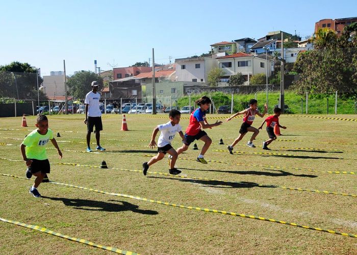 Crian&ccedil;as em aula de atletismo