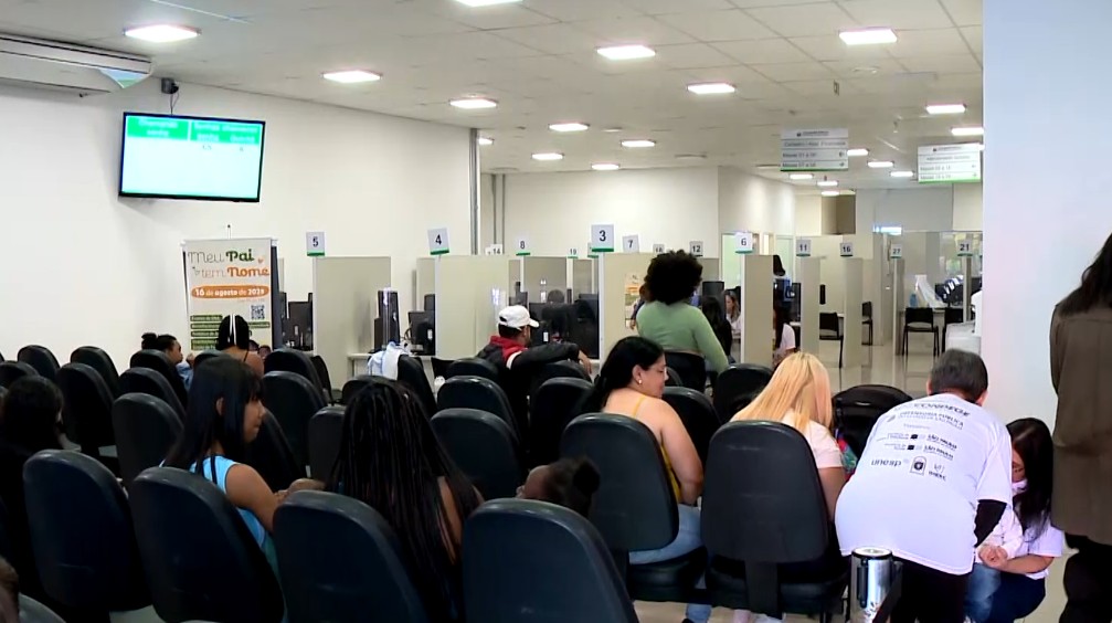 Pessoas no mutir&atilde;o.