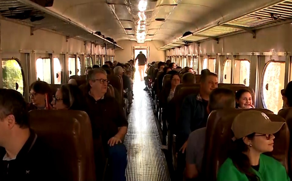 Foto da parte interna do trem.