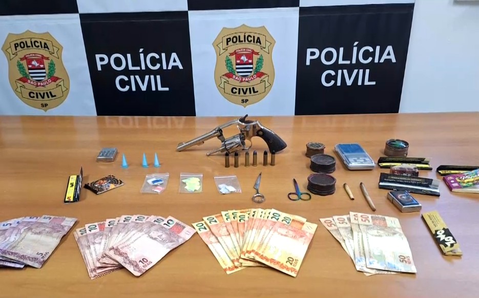 Itens apreendidos pela pol&iacute;cia.