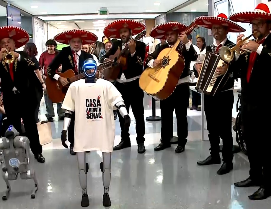 Rob&ocirc; e pessoas tocando m&uacute;sica mexicana.