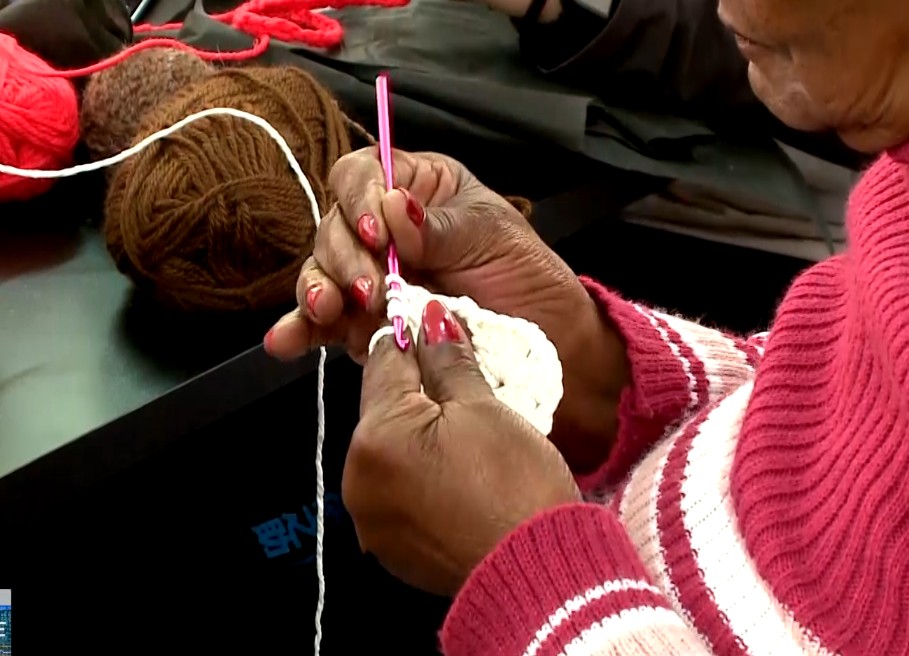 Projeto de escola estadual ensina crochê e estimula leitura em Sorocaba