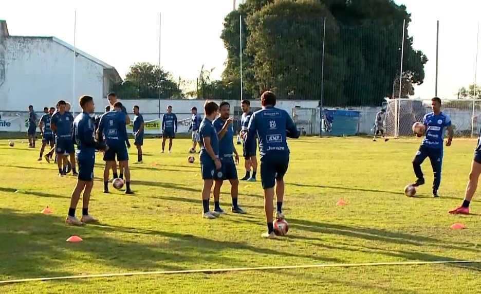 Jogadores do S&atilde;o Bento treinando.