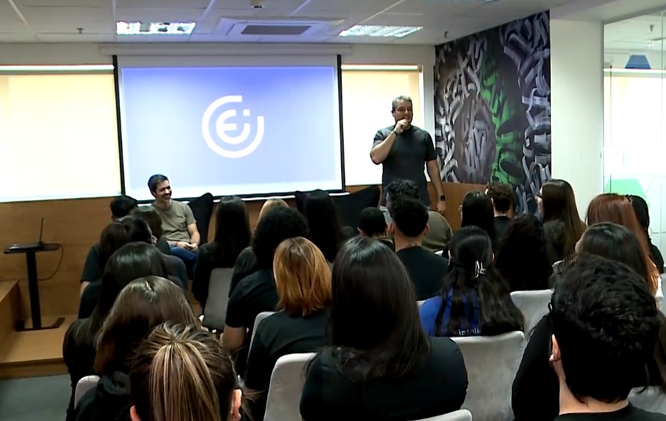 Reuni&atilde;o acontecendo na empresa.