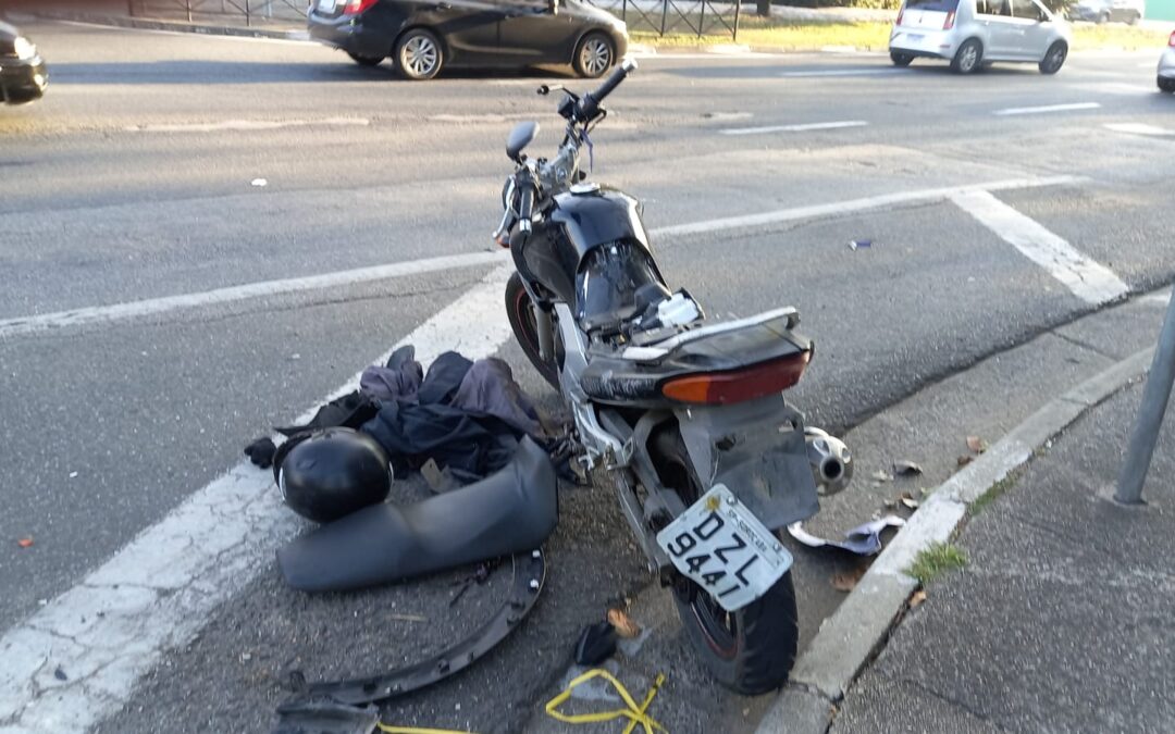 Motociclista fica gravemente ferido em acidente na avenida Dom Aguirre, em Sorocaba