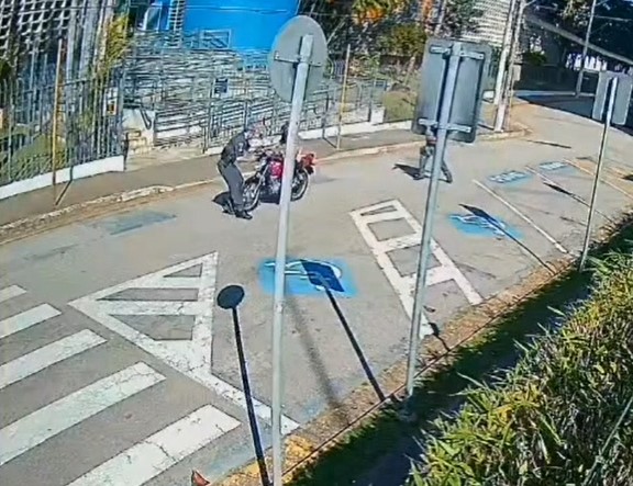 Homem tenta atropelar policiais e é preso por embriaguez e resistência em Itu