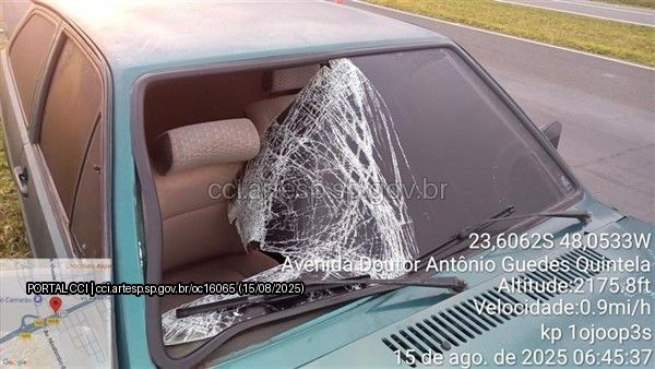 Imagem de um carro com o vidro estourado