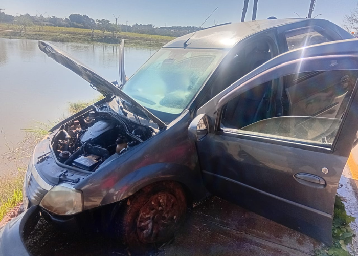 Carro fica submerso em lago