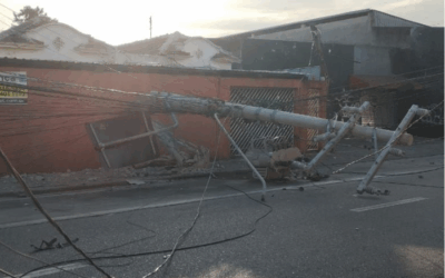 Ônibus atinge poste após motorista passar mal em Sorocaba