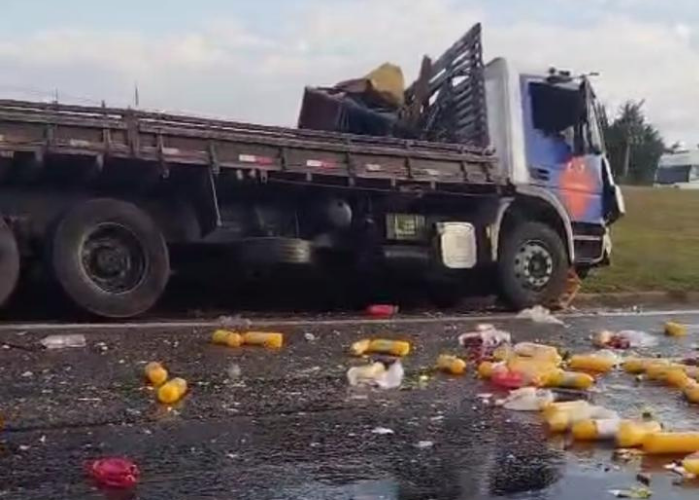 Acidente na SP-075 em Sorocaba interdita faixas e causa congestionamento