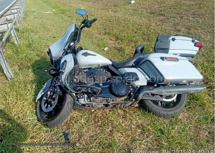 Uma pessoa morreu depois de bater a motocicleta contra a defensa met&aacute;lica da rodovia dos Bandeirantes, na altura do quil&ocirc;metro 71, em Itupeva, na tarde deste domingo (17).