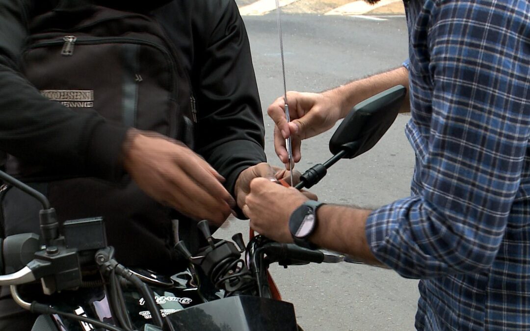 Campanha distribui antenas corta-pipa para motociclistas em Boituva
