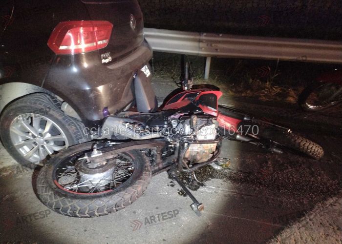 Moto e carro ap&oacute;s acidente