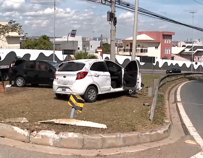 Foto do carro batido no poste.