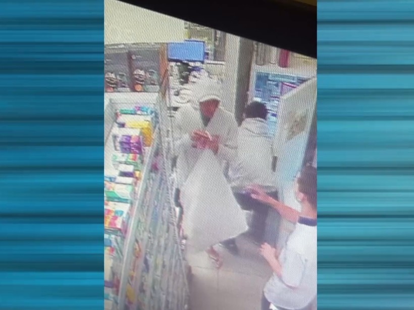 Imagem do criminoso dentro da farm&aacute;cia.