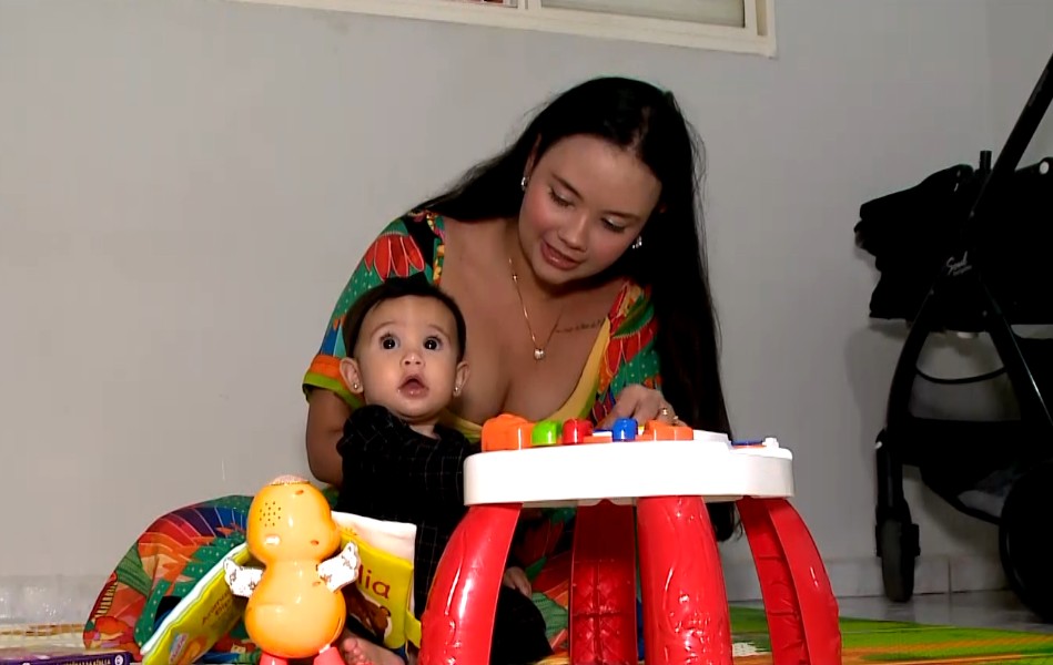 Mulher brincando com sua filha.